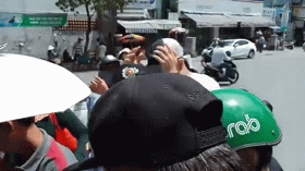 Lê Dương Bảo Lâm bị đánh giữa phố - Ảnh 1. Lê Dương Bảo Lâm bị đánh giữa phố - Ảnh 1.