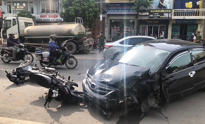 Ô tô điên tông liên hoàn xe bồn và 2 xe máy, tài xế thương nặng - Ảnh 1. Ô tô điên tông liên hoàn xe bồn và 2 xe máy, tài xế thương nặng - Ảnh 1.