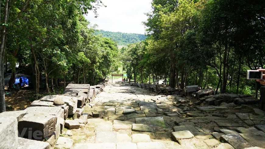 Cận cảnh đền thiêng Preah Vihear ở vùng biên giới Campuchia  - Ảnh 2.