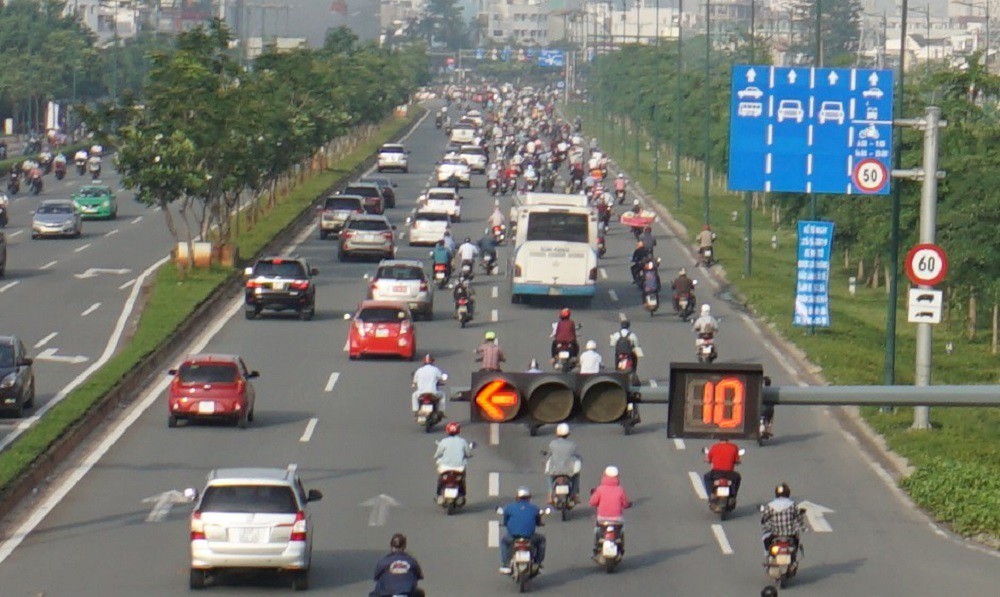 Thả xe máy vào làn ô tô, đường nội đô đẹp nhất Sài Gòn vỡ tổ - Ảnh 1. Thả xe máy vào làn ô tô, đường nội đô đẹp nhất Sài Gòn vỡ tổ - Ảnh 1.