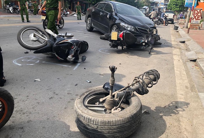 Ô tô điên tông liên hoàn xe bồn và 2 xe máy, tài xế thương nặng - Ảnh 2. Ô tô điên tông liên hoàn xe bồn và 2 xe máy, tài xế thương nặng - Ảnh 2.