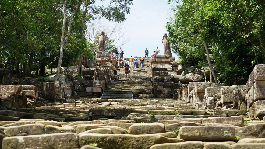 Cận cảnh đền thiêng Preah Vihear ở vùng biên giới Campuchia  - Ảnh 3.