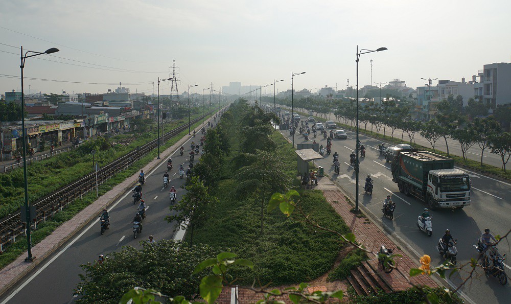 Thả xe máy vào làn ô tô, đường nội đô đẹp nhất Sài Gòn vỡ tổ - Ảnh 3. Thả xe máy vào làn ô tô, đường nội đô đẹp nhất Sài Gòn vỡ tổ - Ảnh 3.