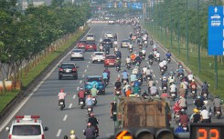 Thả xe máy vào làn ô tô, đường nội đô đẹp nhất Sài Gòn 'vỡ tổ'