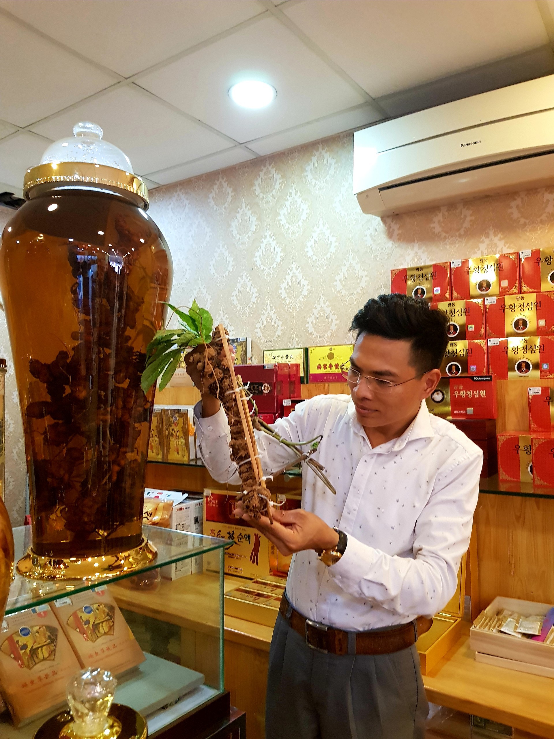 Gã lông bông với bộ sưu tầm Sâm Ngọc Linh khủng tới giấc mơ đưa thần dược giá rẻ tới người dân - Ảnh 4. Gã lông bông với bộ sưu tầm Sâm Ngọc Linh khủng tới giấc mơ đưa thần dược giá rẻ tới người dân - Ảnh 4.