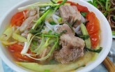 Ăn vội vàng bát bún sườn buổi sáng, người phụ nữ nuốt mảnh xương vào bụng, suýt chết