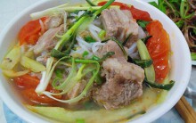 Ăn vội vàng bát bún sườn buổi sáng, người phụ nữ nuốt mảnh xương vào bụng, suýt chết