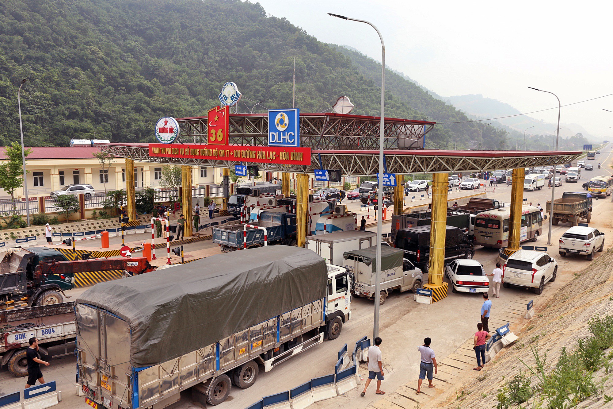 Xe tải chặn làn thu phí BOT Hòa Lạc - Hòa Bình: Nhiều người hì hục kéo dải phân cách để xe đi qua - Ảnh 1. Xe tải chặn làn thu phí BOT Hòa Lạc - Hòa Bình: Nhiều người hì hục kéo dải phân cách để xe đi qua - Ảnh 1.