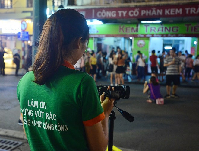 Đề xuất công khai hình ảnh người xả rác trên bảng điện tử ở phố đi bộ Hồ Gươm - Ảnh 2. Đề xuất công khai hình ảnh người xả rác trên bảng điện tử ở phố đi bộ Hồ Gươm - Ảnh 2.