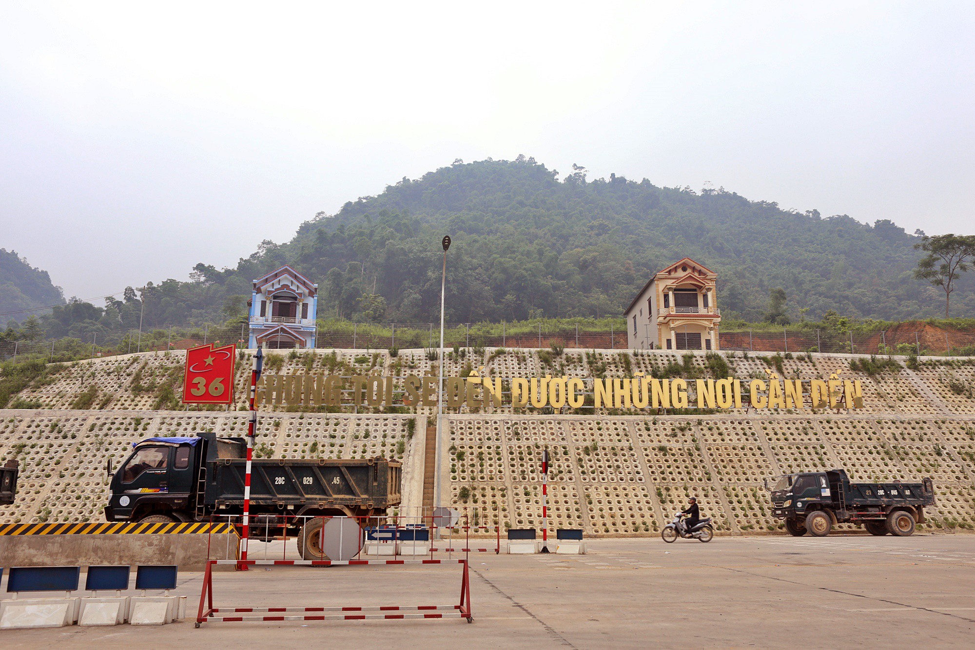 Người dân dùng xe tải chặn làn thu phí trạm BOT Hòa Lạc - Hòa Bình từ sáng sớm - Ảnh 10. Người dân dùng xe tải chặn làn thu phí trạm BOT Hòa Lạc - Hòa Bình từ sáng sớm - Ảnh 10.