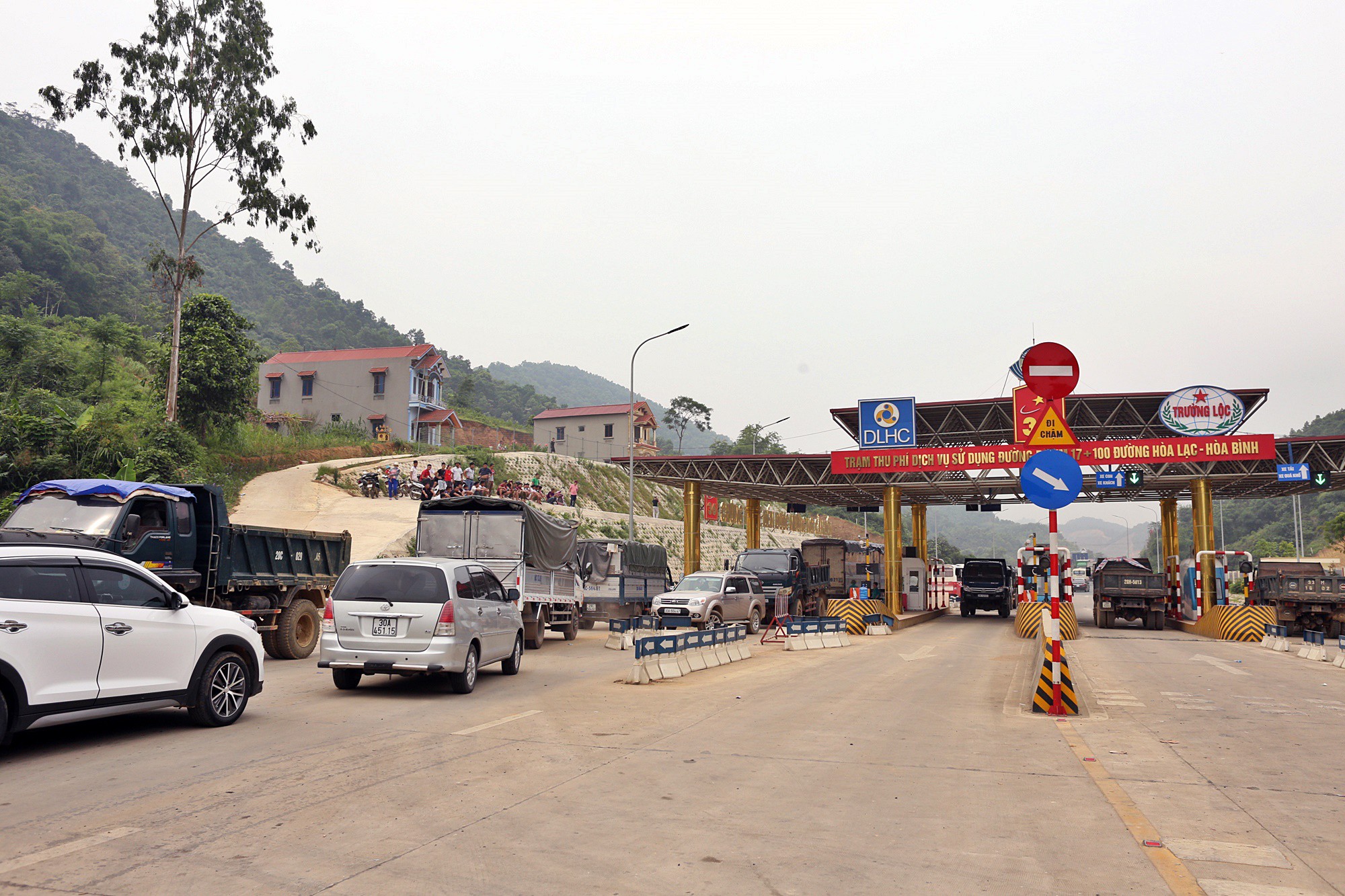 Xe tải chặn làn thu phí BOT Hòa Lạc - Hòa Bình: Nhiều người hì hục kéo dải phân cách để xe đi qua - Ảnh 10. Xe tải chặn làn thu phí BOT Hòa Lạc - Hòa Bình: Nhiều người hì hục kéo dải phân cách để xe đi qua - Ảnh 10.