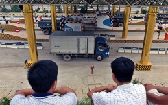 Người dân dùng xe tải chặn làn thu phí trạm BOT Hòa Lạc - Hòa Bình từ sáng sớm