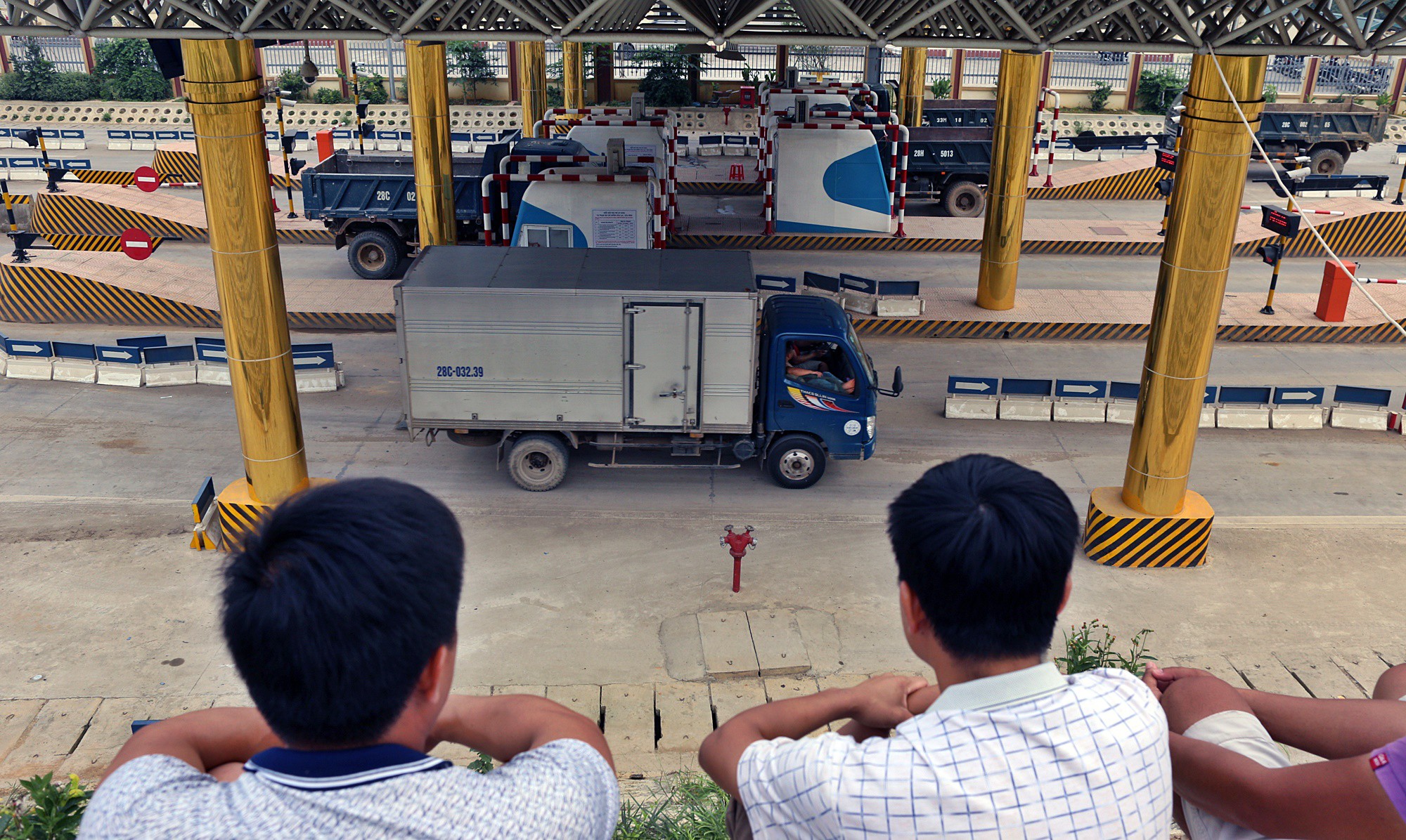 Người dân dùng xe tải chặn làn thu phí trạm BOT Hòa Lạc - Hòa Bình từ sáng sớm - Ảnh 11. Người dân dùng xe tải chặn làn thu phí trạm BOT Hòa Lạc - Hòa Bình từ sáng sớm - Ảnh 11.