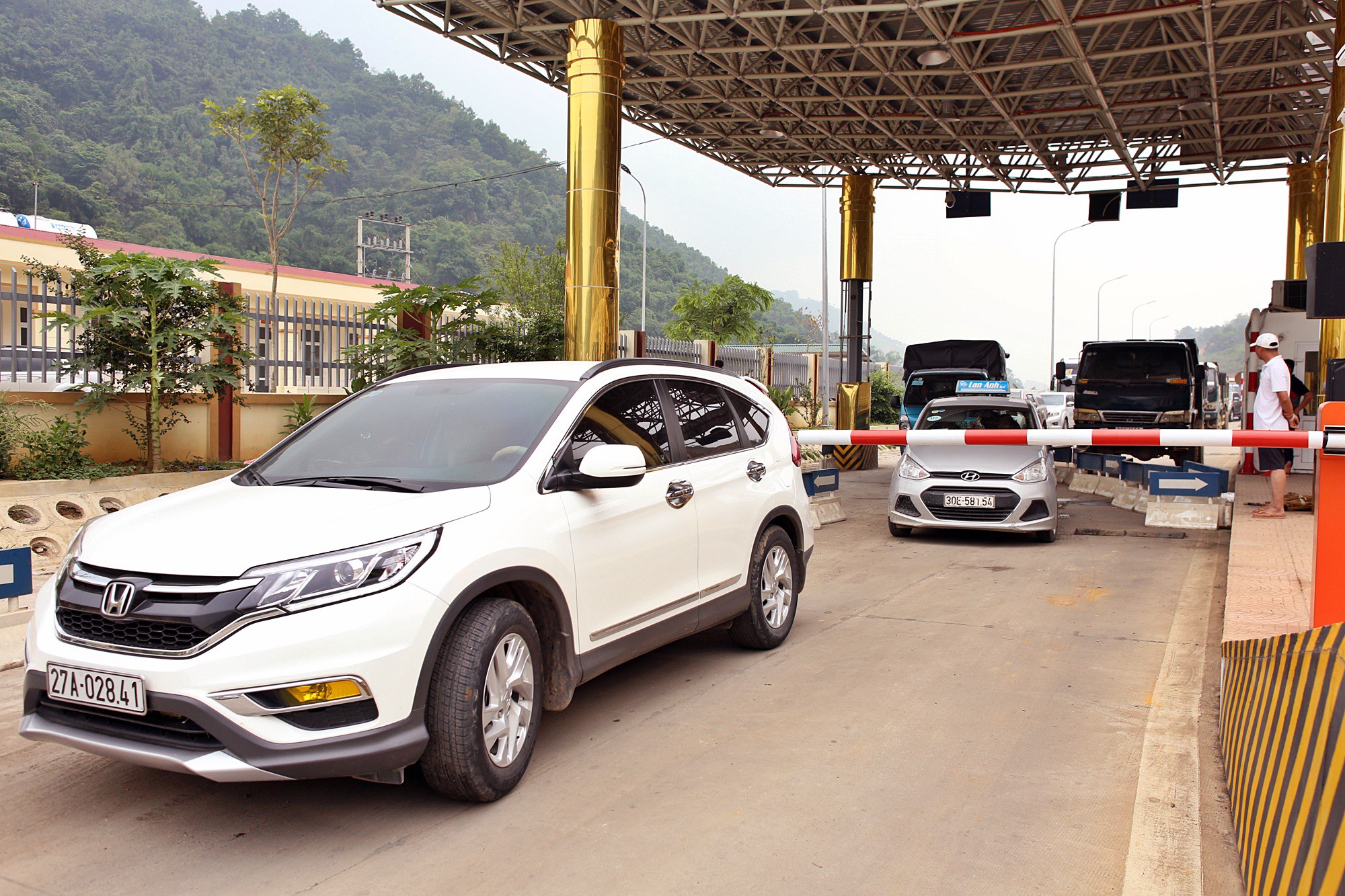 Xe tải chặn làn thu phí BOT Hòa Lạc - Hòa Bình: Nhiều người hì hục kéo dải phân cách để xe đi qua - Ảnh 11. Xe tải chặn làn thu phí BOT Hòa Lạc - Hòa Bình: Nhiều người hì hục kéo dải phân cách để xe đi qua - Ảnh 11.