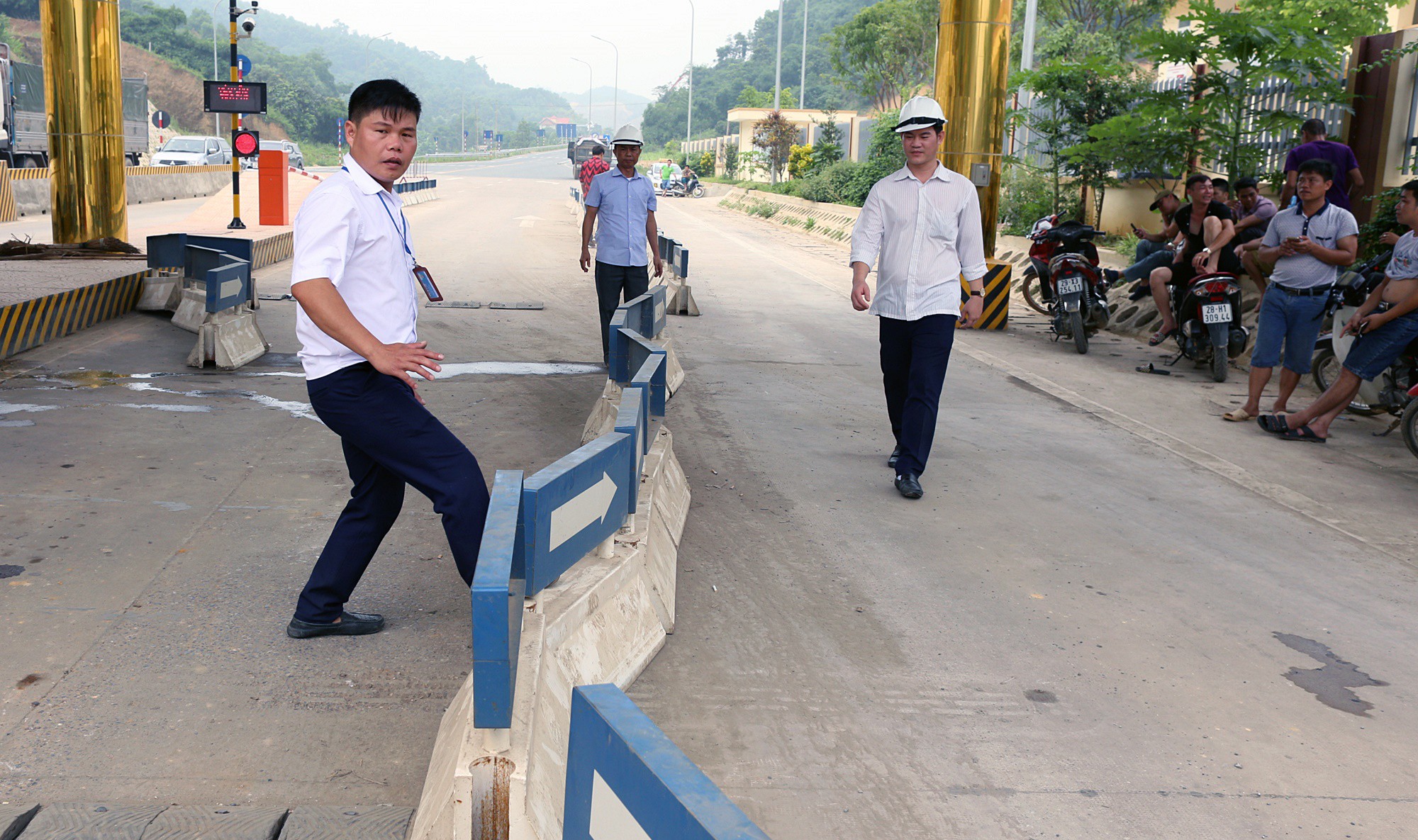 Xe tải chặn làn thu phí BOT Hòa Lạc - Hòa Bình: Nhiều người hì hục kéo dải phân cách để xe đi qua - Ảnh 14. Xe tải chặn làn thu phí BOT Hòa Lạc - Hòa Bình: Nhiều người hì hục kéo dải phân cách để xe đi qua - Ảnh 14.