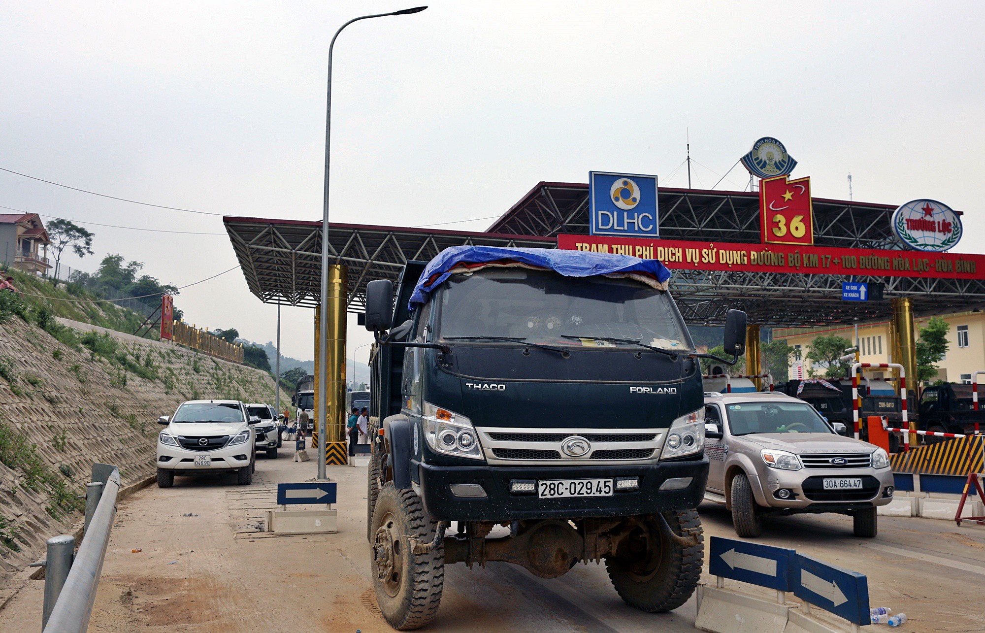 Xe tải chặn làn thu phí BOT Hòa Lạc - Hòa Bình: Nhiều người hì hục kéo dải phân cách để xe đi qua - Ảnh 2. Xe tải chặn làn thu phí BOT Hòa Lạc - Hòa Bình: Nhiều người hì hục kéo dải phân cách để xe đi qua - Ảnh 2.