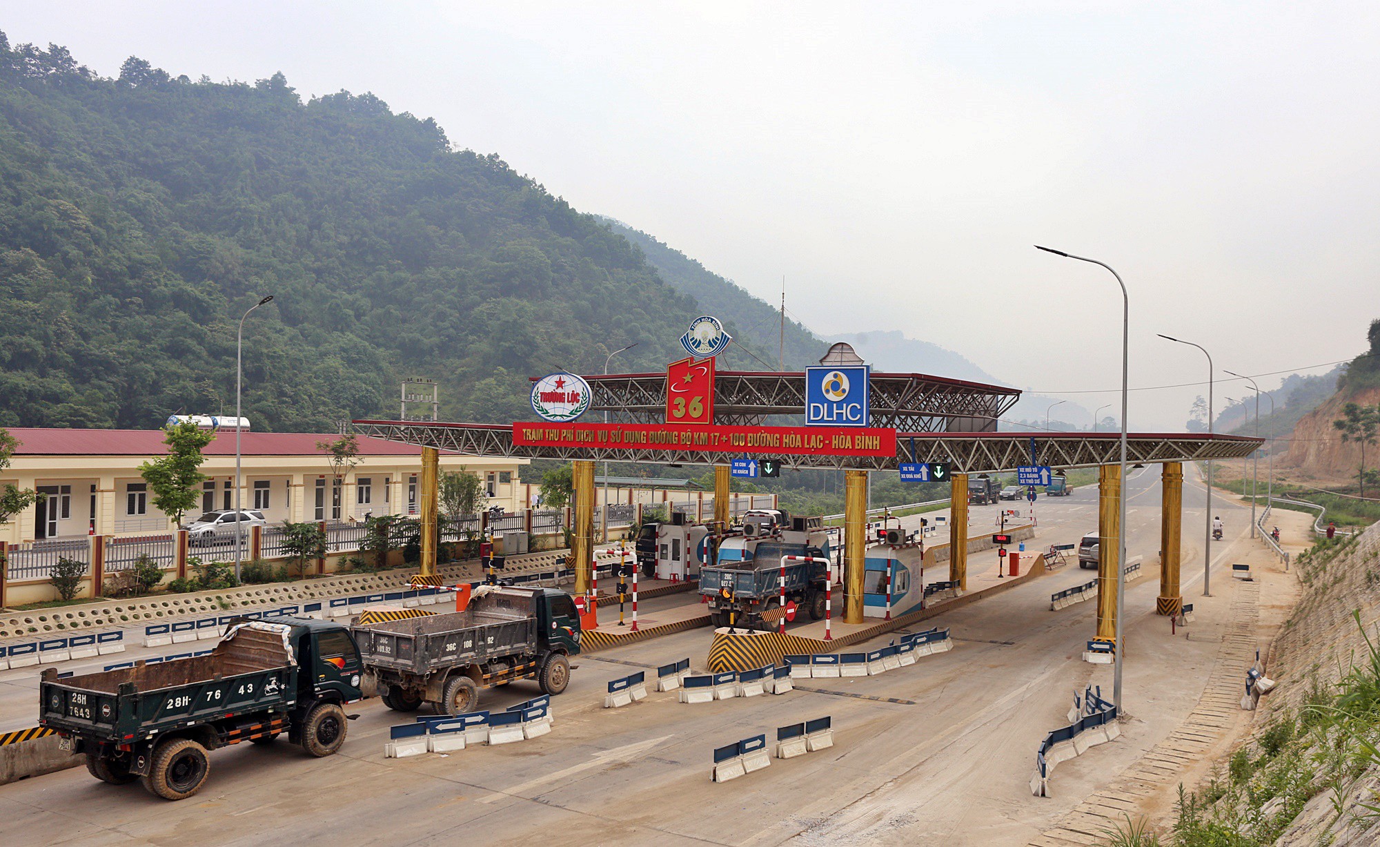 Người dân dùng xe tải chặn làn thu phí trạm BOT Hòa Lạc - Hòa Bình từ sáng sớm - Ảnh 3. Người dân dùng xe tải chặn làn thu phí trạm BOT Hòa Lạc - Hòa Bình từ sáng sớm - Ảnh 3.
