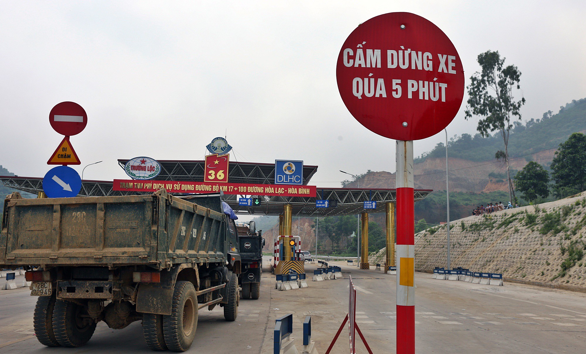 Người dân dùng xe tải chặn làn thu phí trạm BOT Hòa Lạc - Hòa Bình từ sáng sớm - Ảnh 4. Người dân dùng xe tải chặn làn thu phí trạm BOT Hòa Lạc - Hòa Bình từ sáng sớm - Ảnh 4.
