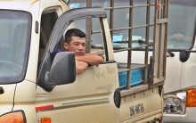 Tài xế khổ sở xếp hàng chờ, khách xuống xe đi bộ vì làn thu phí BOT Hòa Lạc - Hòa Bình bị chặn