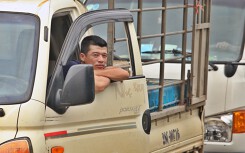 Tài xế khổ sở xếp hàng chờ, khách xuống xe đi bộ vì làn thu phí BOT Hòa Lạc - Hòa Bình bị chặn