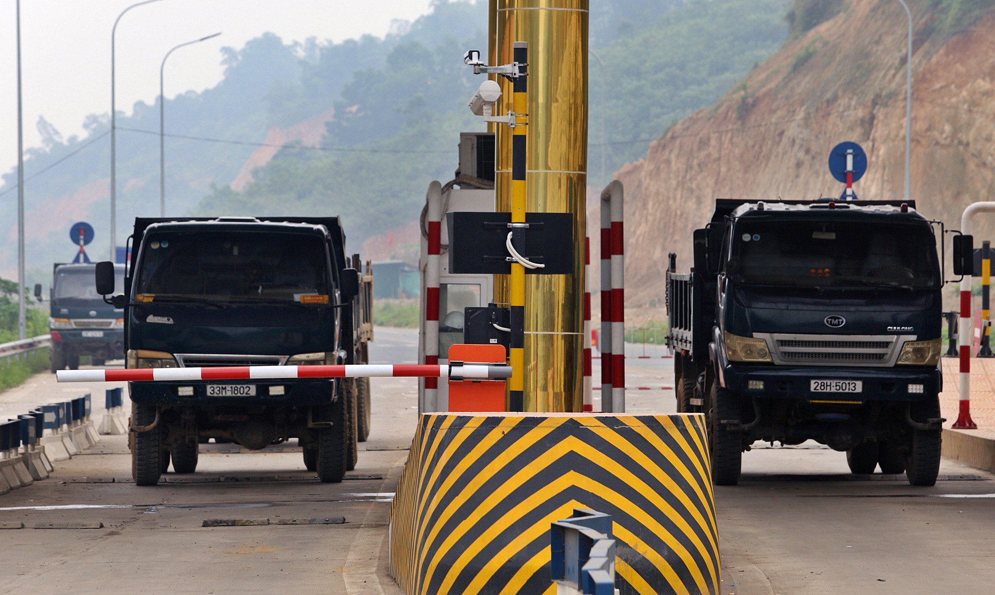 Người dân dùng xe tải chặn làn thu phí trạm BOT Hòa Lạc - Hòa Bình từ sáng sớm - Ảnh 5. Người dân dùng xe tải chặn làn thu phí trạm BOT Hòa Lạc - Hòa Bình từ sáng sớm - Ảnh 5.