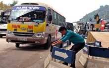 Xe tải chặn làn thu phí BOT Hòa Lạc - Hòa Bình: Nhiều người hì hục kéo dải phân cách để xe đi qua