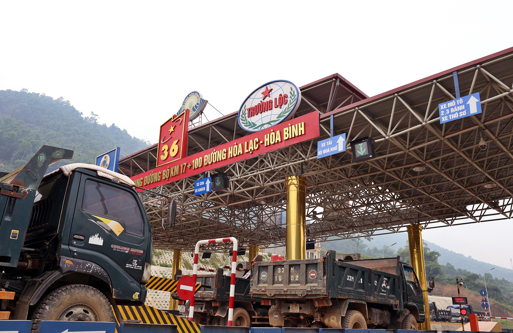 Người dân dùng xe tải chặn làn thu phí trạm BOT Hòa Lạc - Hòa Bình từ sáng sớm - Ảnh 7. Người dân dùng xe tải chặn làn thu phí trạm BOT Hòa Lạc - Hòa Bình từ sáng sớm - Ảnh 7.