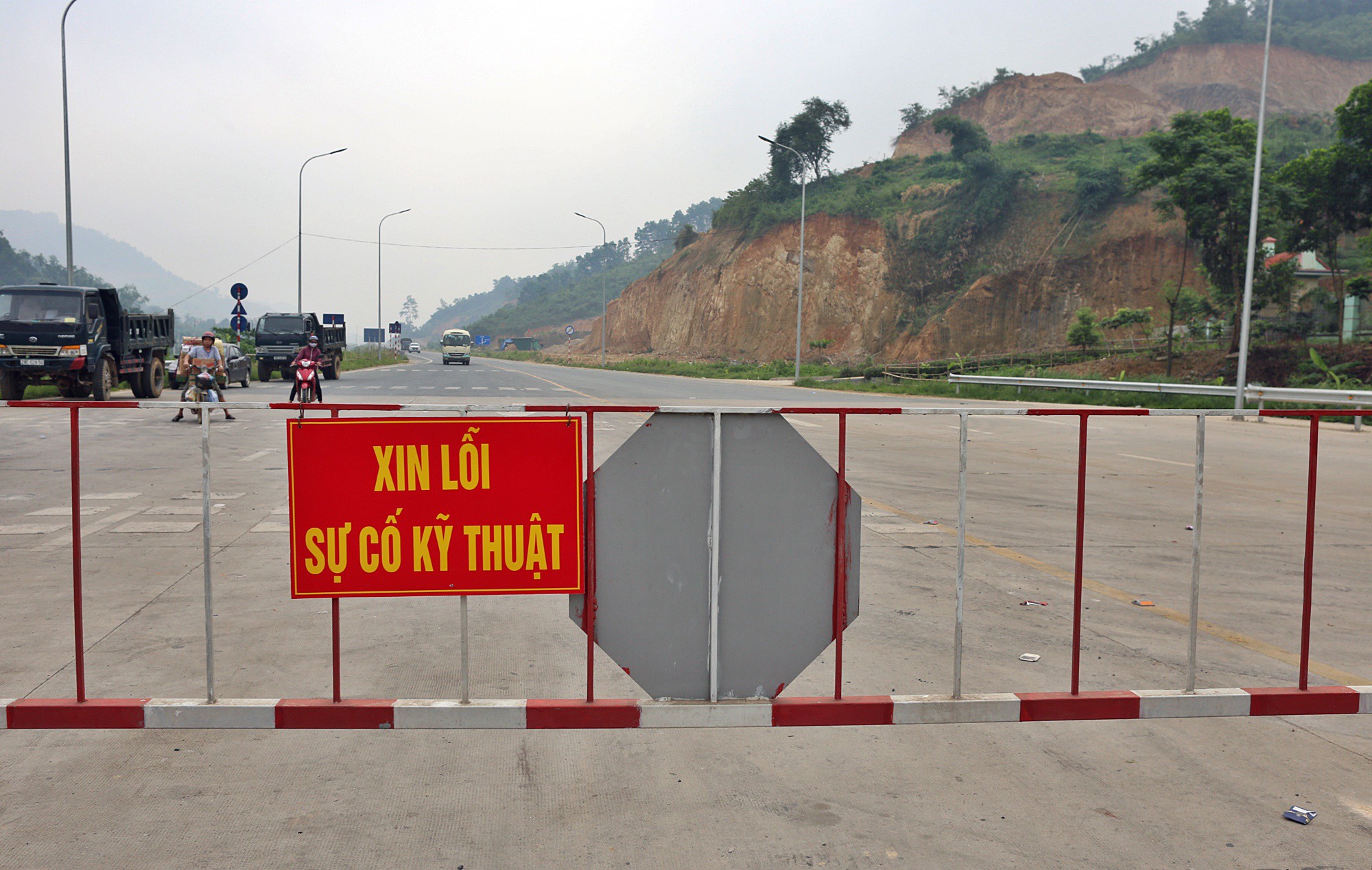Người dân dùng xe tải chặn làn thu phí trạm BOT Hòa Lạc - Hòa Bình từ sáng sớm - Ảnh 8. Người dân dùng xe tải chặn làn thu phí trạm BOT Hòa Lạc - Hòa Bình từ sáng sớm - Ảnh 8.