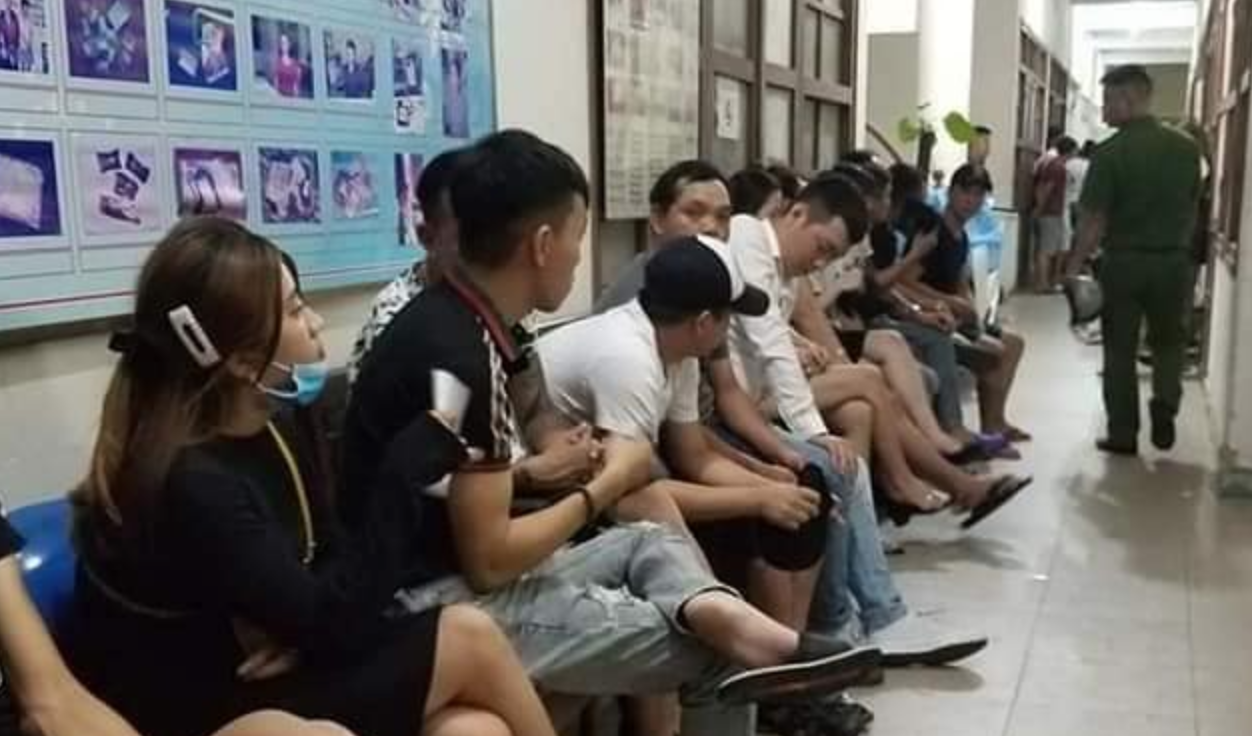 Phạt gần 56 triệu đồng vụ F3 Club ở Đà Nẵng bị Công an đột kích phát hiện hàng chục người dương tính ma túy - Ảnh 2. Phạt gần 56 triệu đồng vụ F3 Club ở Đà Nẵng bị Công an đột kích phát hiện hàng chục người dương tính ma túy - Ảnh 2.