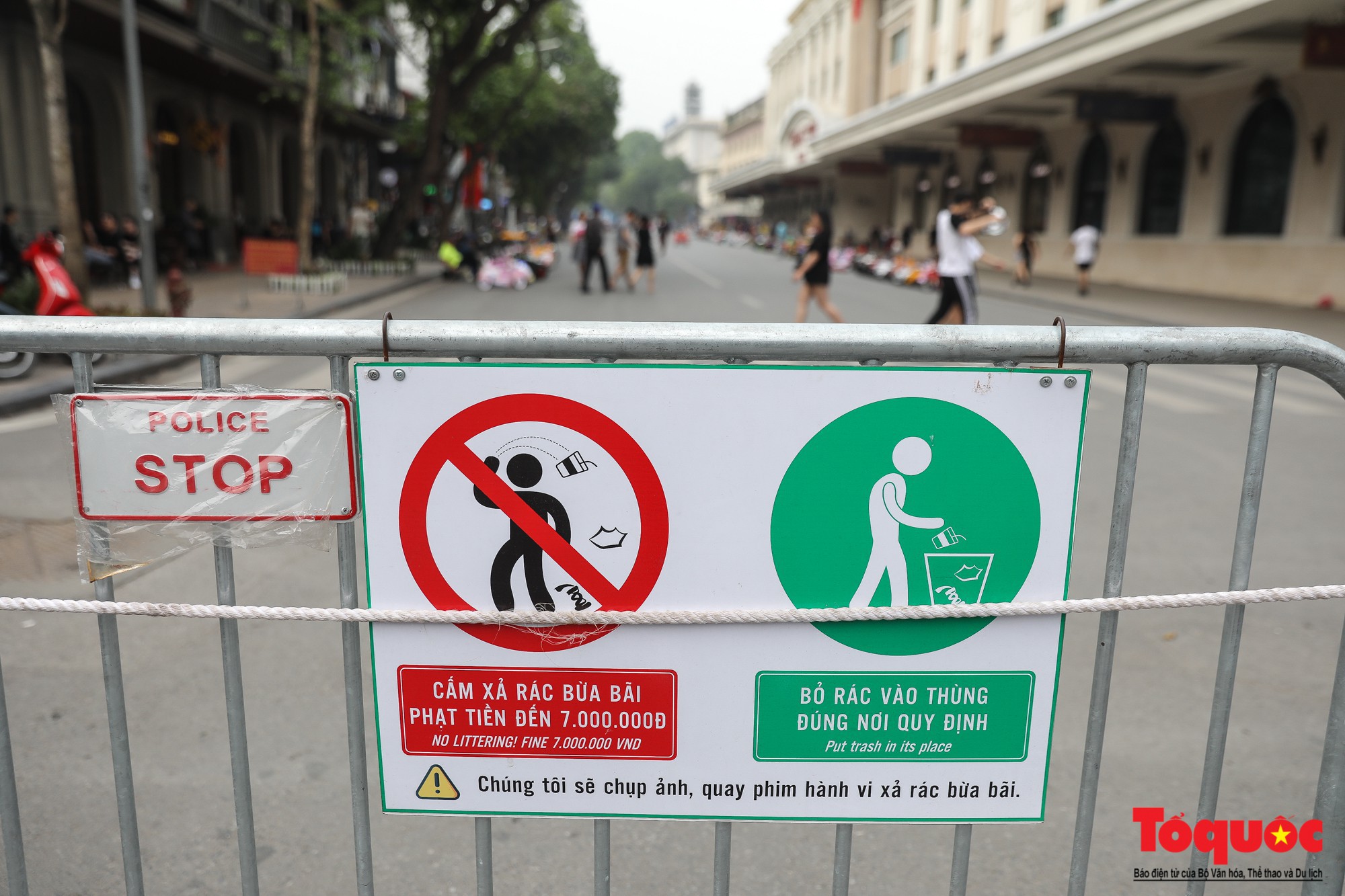 Đề xuất công khai hình ảnh người xả rác trên bảng điện tử ở phố đi bộ Hồ Gươm - Ảnh 1. Đề xuất công khai hình ảnh người xả rác trên bảng điện tử ở phố đi bộ Hồ Gươm - Ảnh 1.