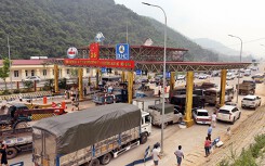 BOT Hòa Lạc - Hòa Bình 'tố' chủ xe ô tô chặn làn thu phí cả đêm