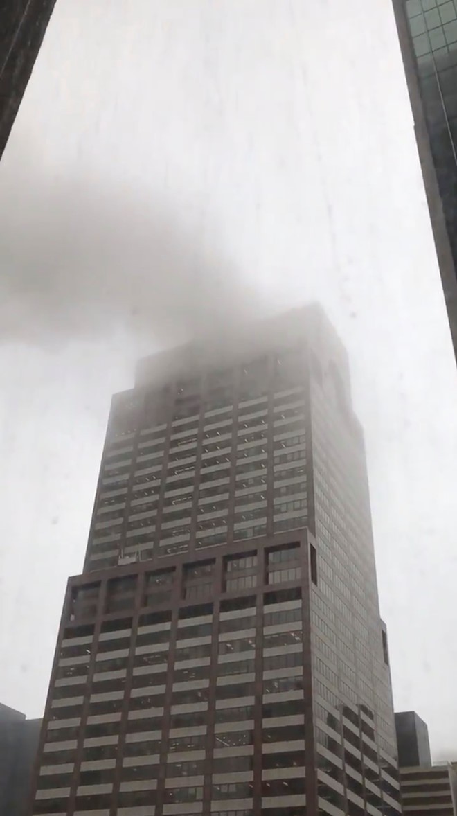 Trực thăng đâm vào cao ốc ở New York, người Mỹ liên tưởng vụ 11/9 - Ảnh 3. Trực thăng đâm vào cao ốc ở New York, người Mỹ liên tưởng vụ 11/9 - Ảnh 3.