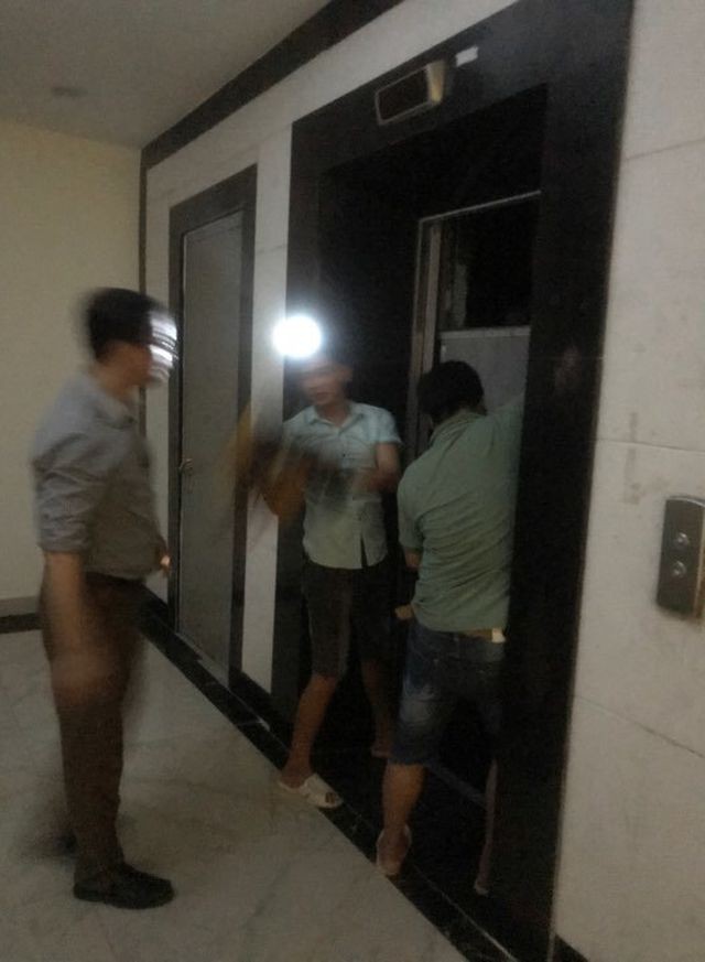 Hà Nội: Giải cứu nhiều người mắc kẹt trong thang máy khi chung cư mất điện - Ảnh 1. Hà Nội: Giải cứu nhiều người mắc kẹt trong thang máy khi chung cư mất điện - Ảnh 1.