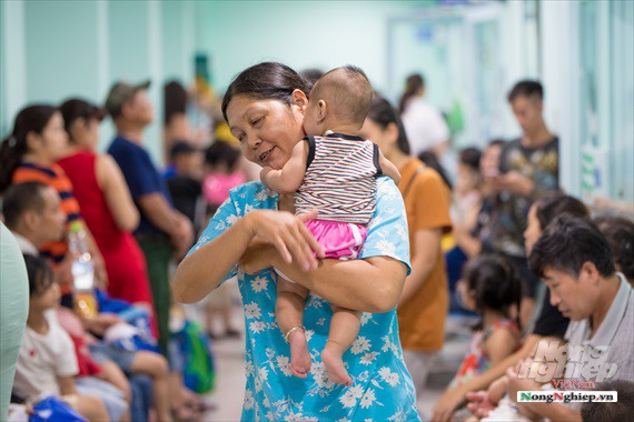 Nắng nóng gay gắt, lượng bệnh nhân tăng vọt ở Bệnh viện nhi Trung ương - Ảnh 10. Nắng nóng gay gắt, lượng bệnh nhân tăng vọt ở Bệnh viện nhi Trung ương - Ảnh 10.
