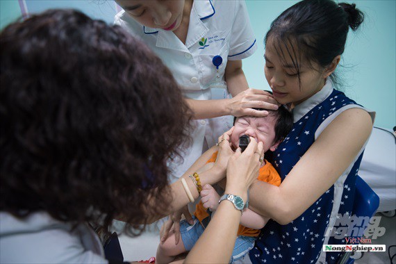 Nắng nóng gay gắt, lượng bệnh nhân tăng vọt ở Bệnh viện nhi Trung ương - Ảnh 11. Nắng nóng gay gắt, lượng bệnh nhân tăng vọt ở Bệnh viện nhi Trung ương - Ảnh 11.