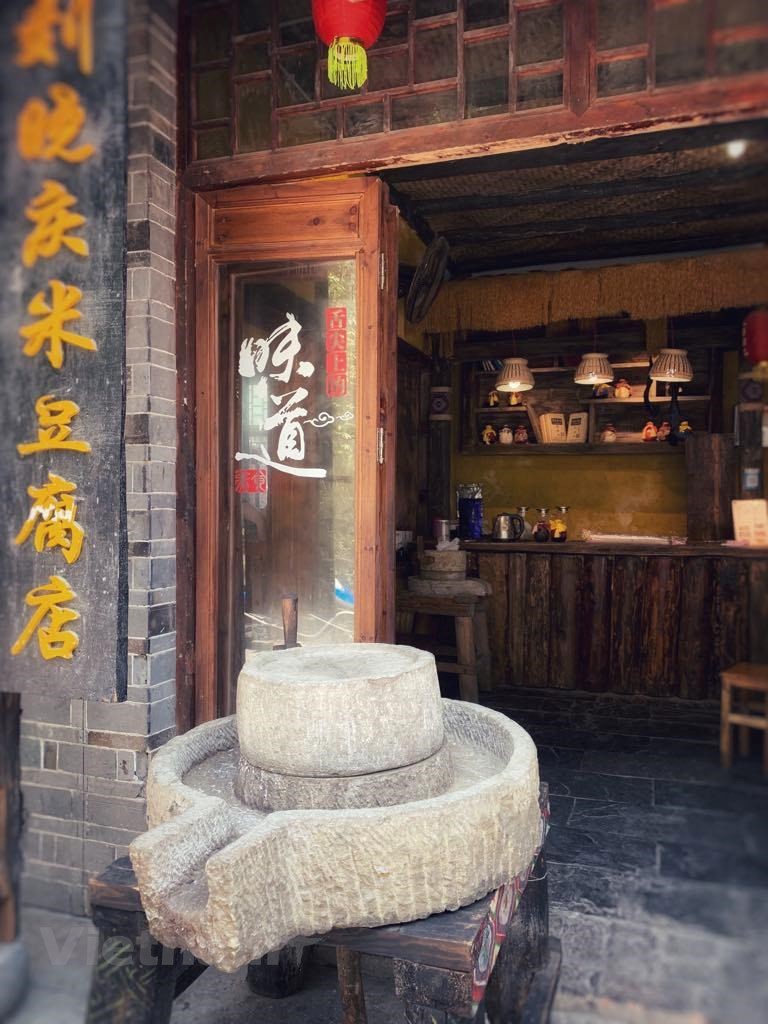 Phù Dung trấn: Làng cổ kì bí nghìn năm ‘treo’ trên thác nước - Ảnh 12. Phù Dung trấn: Làng cổ kì bí nghìn năm ‘treo’ trên thác nước - Ảnh 12.