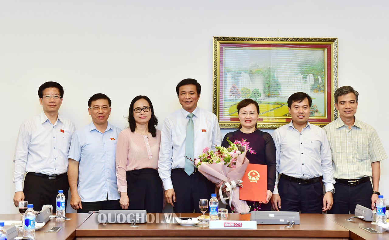 UBTVQH bổ nhiệm tân Phó Chủ nhiệm Văn phòng Quốc hội - Ảnh 2. UBTVQH bổ nhiệm tân Phó Chủ nhiệm Văn phòng Quốc hội - Ảnh 2.