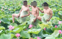 Đua nhau cởi đồ chụp với sen: Hội chứng lạm dụng chụp ảnh khỏa thân?!