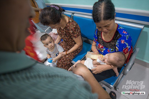 Nắng nóng gay gắt, lượng bệnh nhân tăng vọt ở Bệnh viện nhi Trung ương - Ảnh 3. Nắng nóng gay gắt, lượng bệnh nhân tăng vọt ở Bệnh viện nhi Trung ương - Ảnh 3.