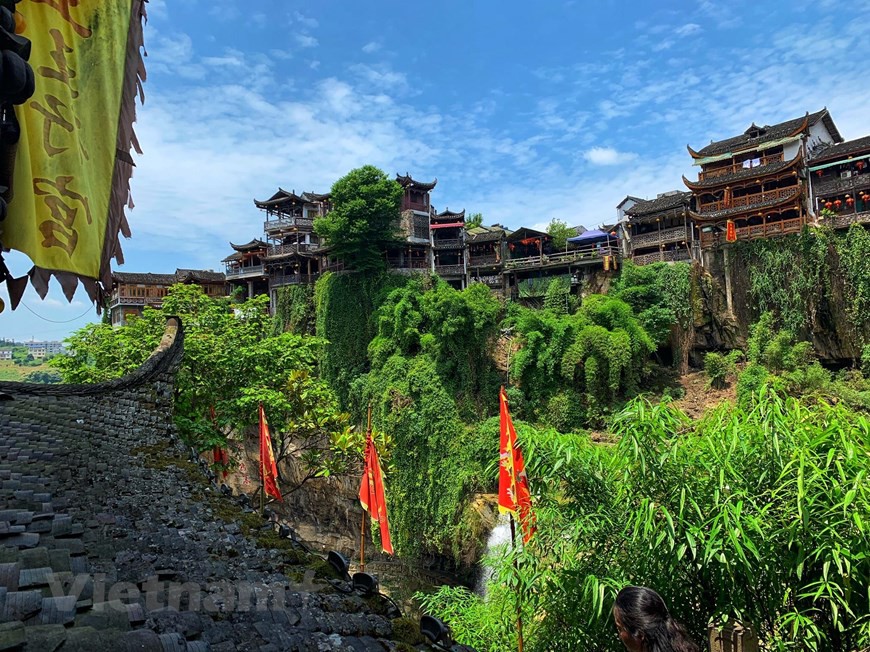 Phù Dung trấn: Làng cổ kì bí nghìn năm ‘treo’ trên thác nước - Ảnh 6. Phù Dung trấn: Làng cổ kì bí nghìn năm ‘treo’ trên thác nước - Ảnh 6.