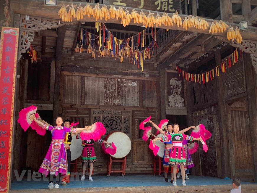Phù Dung trấn: Làng cổ kì bí nghìn năm ‘treo’ trên thác nước - Ảnh 7. Phù Dung trấn: Làng cổ kì bí nghìn năm ‘treo’ trên thác nước - Ảnh 7.