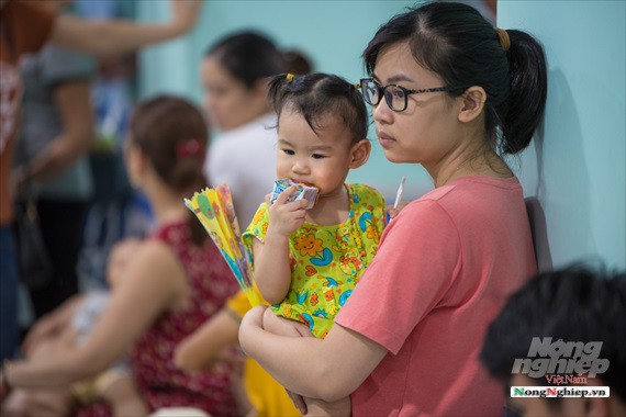 Nắng nóng gay gắt, lượng bệnh nhân tăng vọt ở Bệnh viện nhi Trung ương - Ảnh 7. Nắng nóng gay gắt, lượng bệnh nhân tăng vọt ở Bệnh viện nhi Trung ương - Ảnh 7.