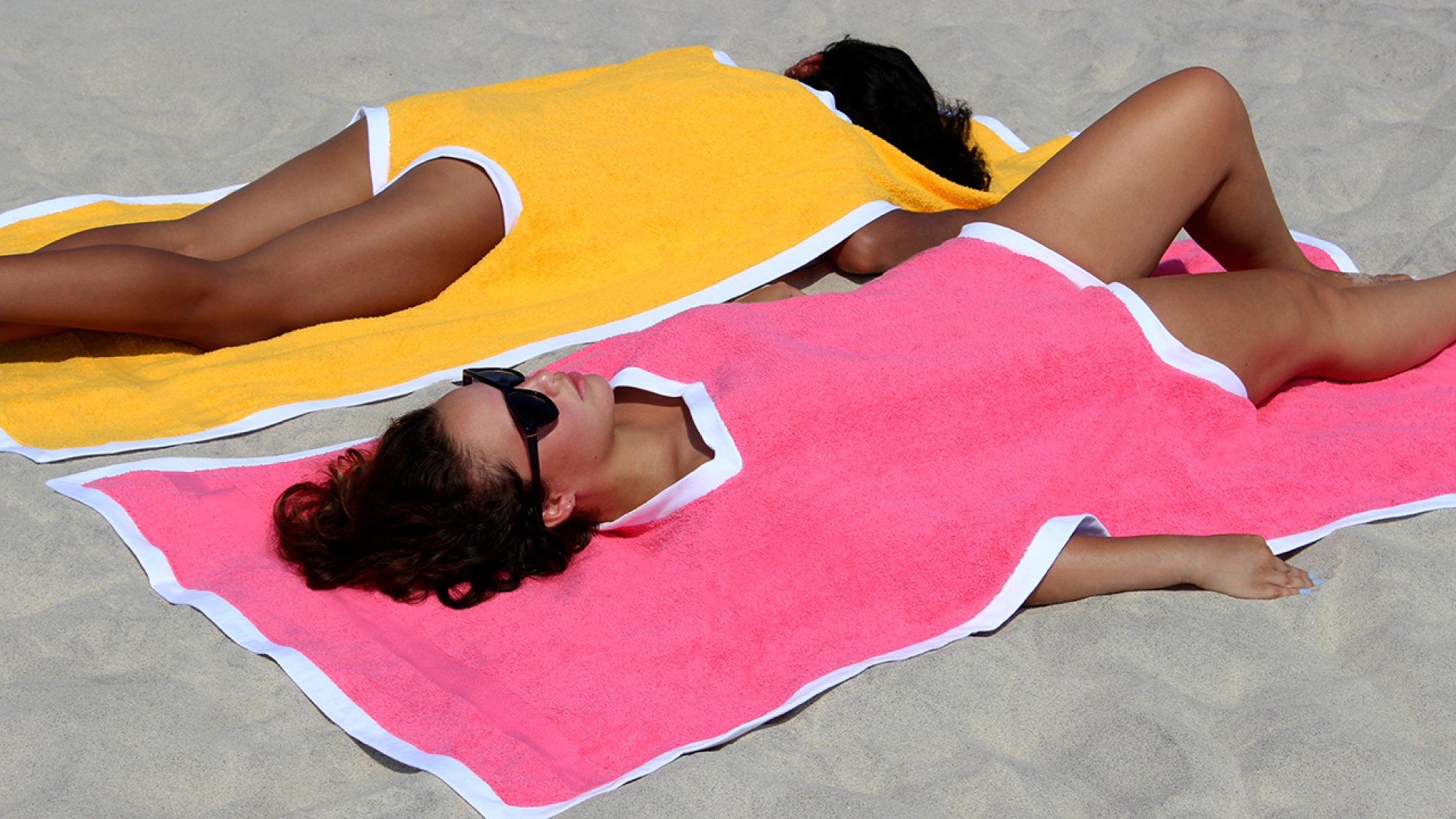 Towelkini có thể là xu hướng trang phục đi biển lạ thường nhất mùa hè này - Ảnh 1. Towelkini có thể là xu hướng trang phục đi biển lạ thường nhất mùa hè này - Ảnh 1.