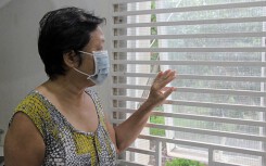 Dân Nam Sài Gòn ở nhà cũng phải đeo khẩu trang, đóng cửa vì mùi hôi từ bãi rác