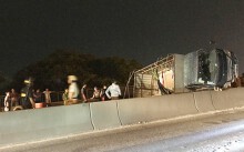 Xe tải lật chắn ngang cầu Phú Mỹ, giao thông ùn tắc hơn 5 km