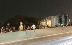Xe tải lật chắn ngang cầu Phú Mỹ, giao thông ùn tắc hơn 5 km