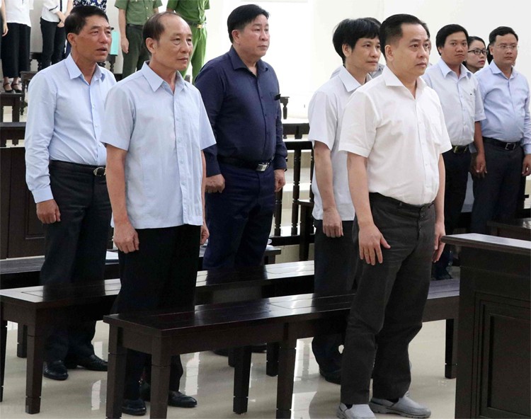 VKS đề nghị không cho hai cựu thứ trưởng công an hưởng án treo - Ảnh 1. VKS đề nghị không cho hai cựu thứ trưởng công an hưởng án treo - Ảnh 1.