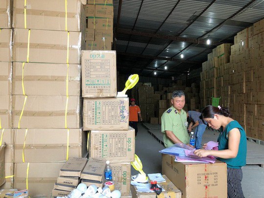 Đồng loạt kiểm tra 18 kho hàng tại TP HCM nghi chứa hàng lậu - Ảnh 1. Đồng loạt kiểm tra 18 kho hàng tại TP HCM nghi chứa hàng lậu - Ảnh 1.
