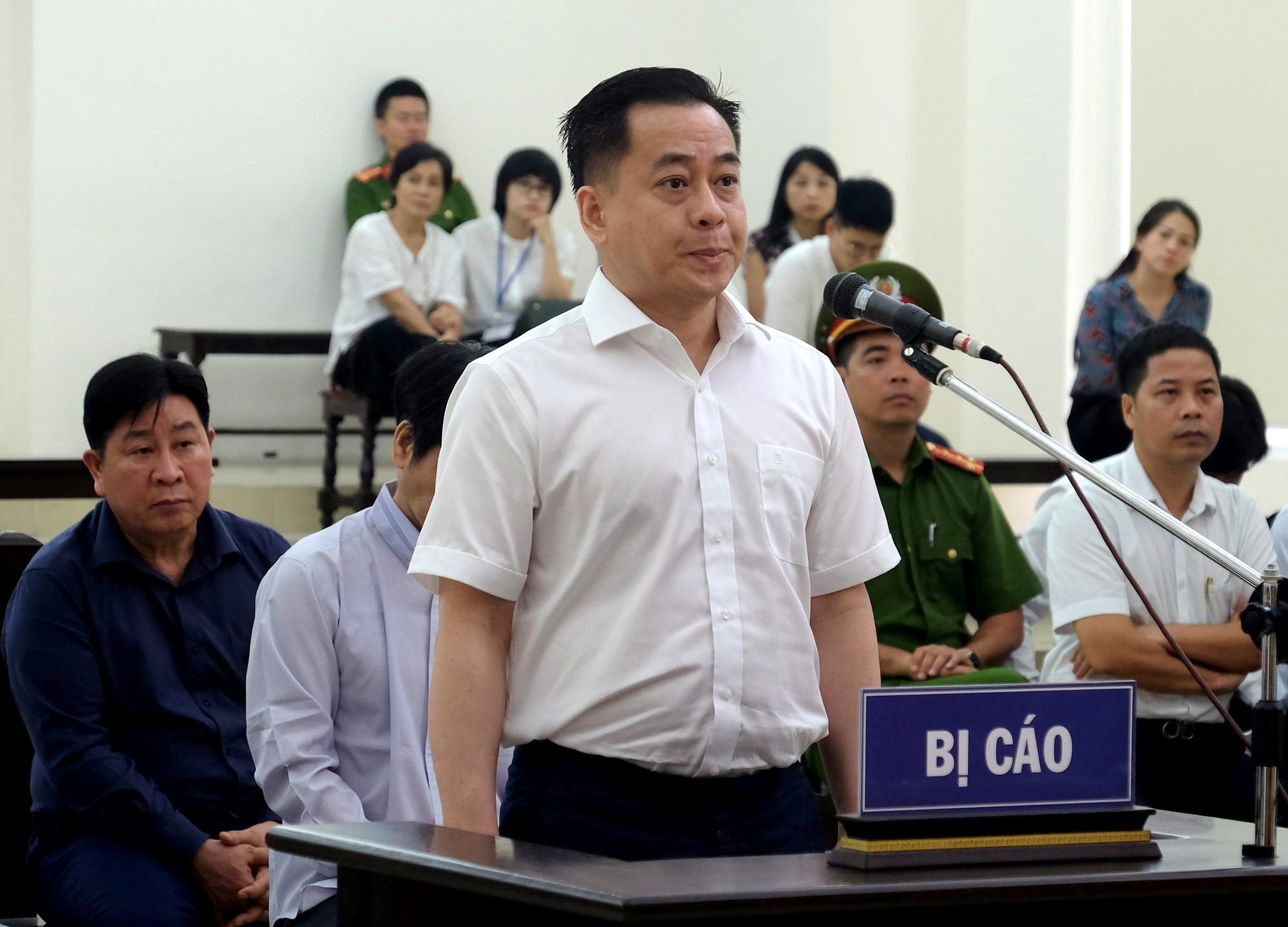 Nói lời sau cùng, Vũ 'Nhôm' xin lỗi 2 cựu Thứ trưởng Bộ Công an - Ảnh 1. Nói lời sau cùng, Vũ 'Nhôm' xin lỗi 2 cựu Thứ trưởng Bộ Công an - Ảnh 1.