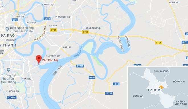 Xe tải lật chắn ngang cầu Phú Mỹ, giao thông ùn tắc hơn 5 km - Ảnh 2. Xe tải lật chắn ngang cầu Phú Mỹ, giao thông ùn tắc hơn 5 km - Ảnh 2.